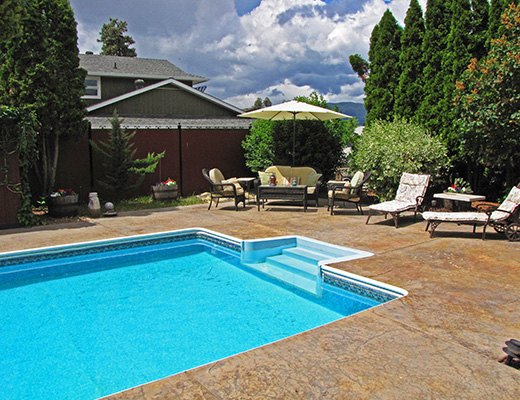 Tranquility Pool Home - 4 Bdrm w/Pool - Kelowna