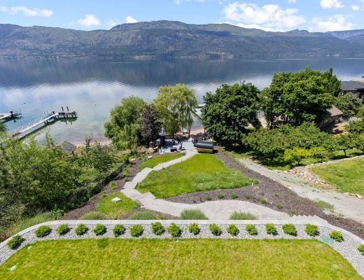 Luxury Retreat - 4 Bdrm Lakefront with Lift - Lake Country