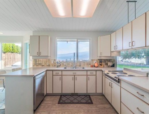 Barefoot Beachhouse - 3 Bdrm Lakefront - West Kelowna (CVH)
